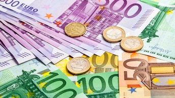 Arrangement Euro Geldscheine und Euro Münzen 
