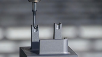 Nahaufnahme von einer CNC Maschine bei der Verarbeitung von Graphit