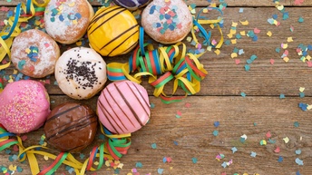 Leckere und bunte Faschingskrapfen 