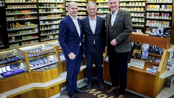 Drei Personenn in einer Tabaktrafik