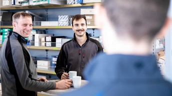 Drei Installateure bereiten ihren Arbeitstag vor