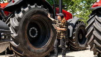 Eine Frau wartet einen Traktor 