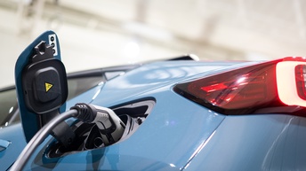 Fokus auf das Heck inklusive Ladestecker eines ladenden Elektroautos