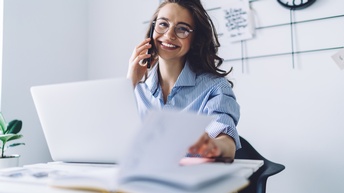 Person sitzt vor Laptop und arbeitet