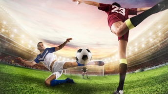 3D-Rendering von zwei Personen in Stadion beim Fußballspiel, Person in rotem Trikot mit Nummer 23 in Rückenansicht holt zum Kick aus, andere Person in blauweißem Trikot zu Boden stürzend kurz vor Kick auf den Fußball, im Hintergrund Tor und weitere Person
