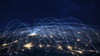 Ausschnitt der Erde bei Nacht vom All aus. In das Bild sind leuchtende Bögen hineingesetzt, die von einem Zentrum ausgehend in verschiedene Regionen der Welt reichen.