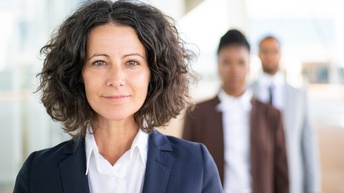 Personen blicken in die Kamera