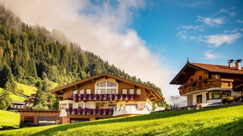 Hotelanlage an einem Berghang