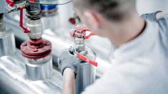 Zwei Installateure bei Montage- und Wartungsarbeiten