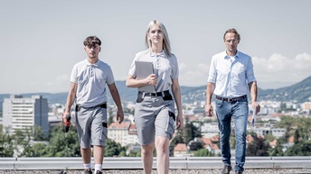 Drei Personen in Frontalansicht