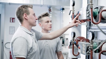 Zwei Installateure bei Montage- und Wartungsarbeiten