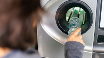 Rückgabe von einer Pfandflasche in einem Automaten, Konzept der Kreislaufwirtschaft
