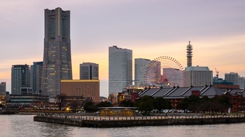 Yokohama Hafen in Japan bei Sonnenuntergang