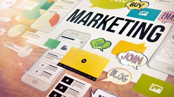 Collage-Konzept mobiles Marketing mit verschiedenen Elementen auf einem Tisch aufgelegt