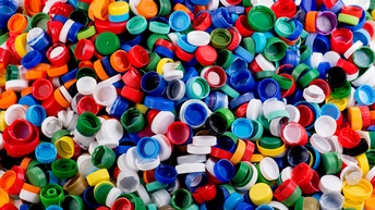 Verschiedene bunte Verschlüsse von Plastikflaschen, Vogelperspektive