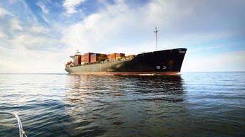 Frachtschiff mit Containern beladen im Meer
