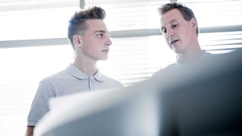 Zwei Personen in einem Gespräch