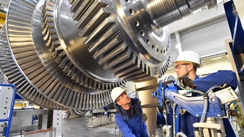 Zwei Metallarbeiter bei der Anfertigung einer Turbine