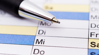 Detailansicht Kugelschreiberspitze auf Kalender liegend