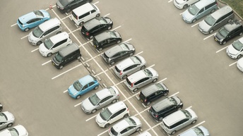 Luftansicht eines Parkplatzes mit PKWs