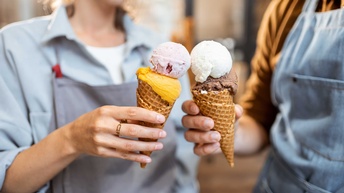 Zwei Person mit einer Eistüte gefüllt mit verschiedenen Eissorten