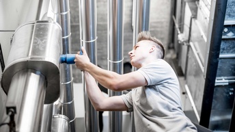 Ein Installateur bei Montagearbeiten