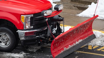 Auto mit Schneepflug