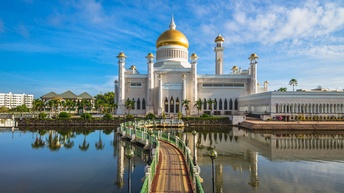 Ansicht der Omar Ali Saifuddien Moschee in Bandar Seri Begawan, goldene Kuppeln und Brücke, die über Gewässer führt