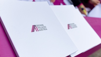 Auf zwei weißen Buchcovern steht Design Palazzo Austria