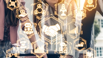 Im Ausschnitt mehrere Personen an Tisch versammelt, sich darauf abstützend, leuchtendes Overlay mit verschiedenen Symbolen wie zum Beispiel Handschlag