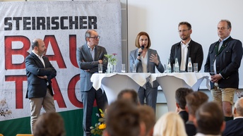steirische Baubeauftragte stehen bei einer Podiumsdiskussion