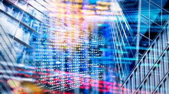 Programmiercode cor Bürogebäuden mit Glasfenstern