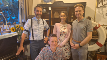 3 Männer und 1 Frau in einem Antiquitätengeschäft