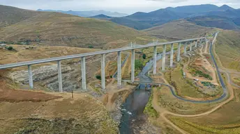 Hohe Brücke über einen Fluss