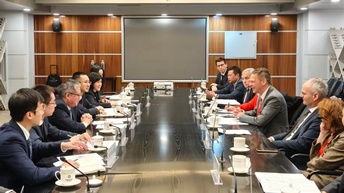 Menschen sitzen um einen Tisch