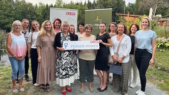 Gruppenbild: FiW-Bezirksvorsitzende KommR Michaela Eckhardt (6.v.l.) und Werbegrafikerin Doris Hubner (6.v.r.) mit Unternehmerinnen in Deutsch Kaltenbrunn