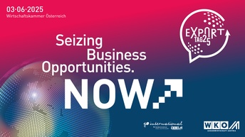 Sujet in pink und blau mit einem verpixelten Globus in der linken untern Ecke. Rechts ist der Schriftzug Exporttag 25 im Symbol einer Sprechblase, mittig stehen die Worte Seizing, Business,  Opportunities Now. 