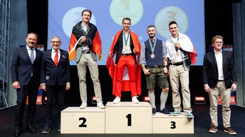 Jakob Gratl am Sieger:innen-Podest