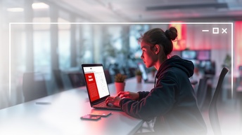 Frau vor Notebook sitzend