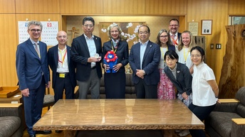 5 Männer und 5 Frauen in einem Büro