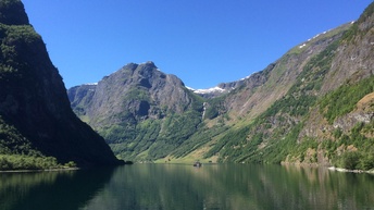 Blick über einen See Richtung Berge