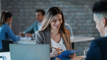 Geschäftsleute im Gespräch