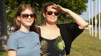 Zwei Frauen mit Sonnenbrillen stehen im Freien