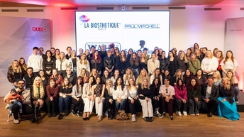 Gruppenbild aller teilnehmenden Lehrlinge und Vortragenden der 2. Trend-Show für Lehrlinge im Festsaal der WK Tirol