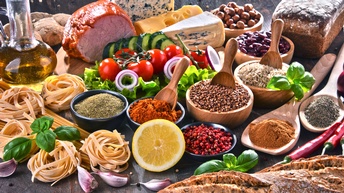 Verschiedene Lebensmittel nebeneinander drapiert