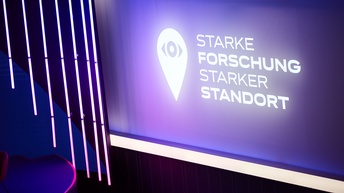 Screen mit Schriftzug Starke Forschung, Starker Standort