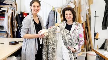 zwei Frauen mit Stoffen