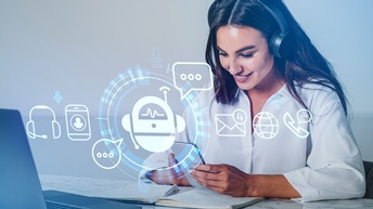Person mit Kopfhörern blickt lächelnd auf Handy, Bild-Overlay einer Illustration eines Roboterkopfes mit Sprechblasen und andere Symbolden