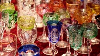 Mehrfarbige geschliffene Kristallgläser neben- und hintereinander platziert