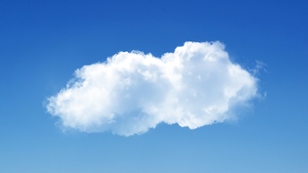 Weiße Wolke vor blauem Himmel